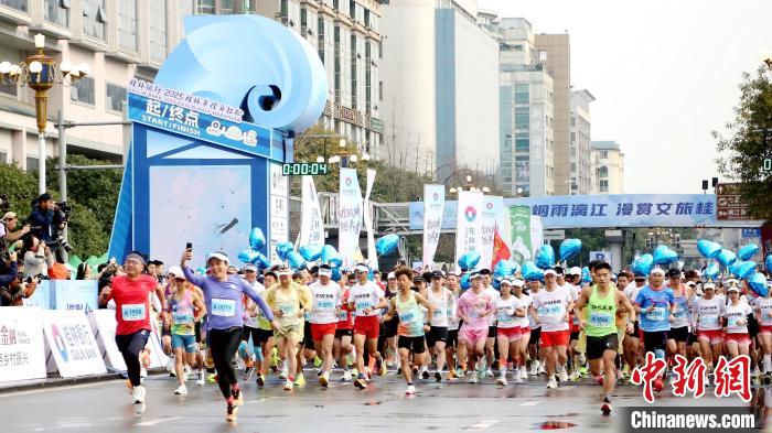 桂林中心广场清晨鸣枪开