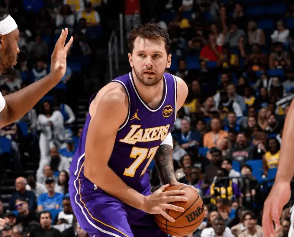 湖人绝杀魔术九连胜稳居西部第三 肯纳德三分定