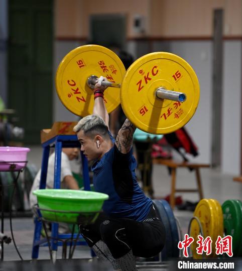 越南举重队在广西上思开展二十天集训，为泰国