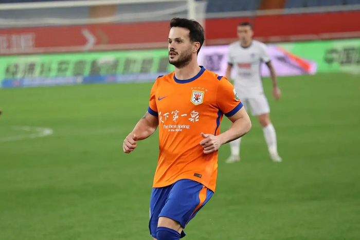 山东泰山两连败陷信任危机 卡扎伊什维利高薪续